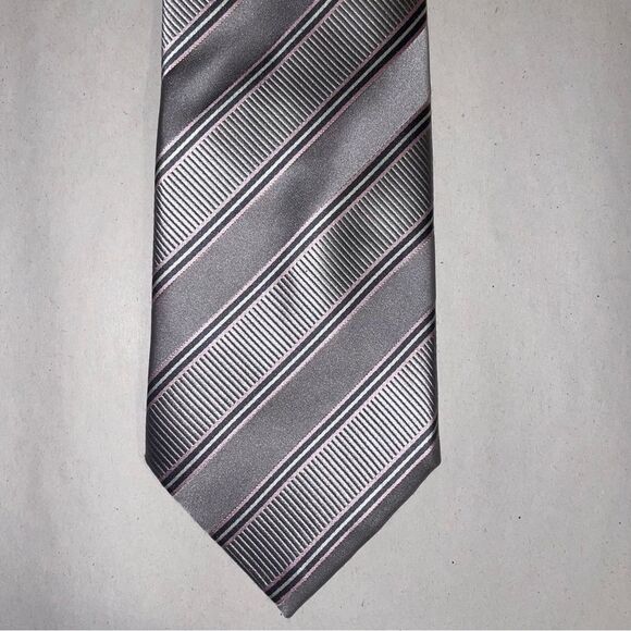 Donald J Trump 100% Silk Elegant Silver Striped Tie - Picture 1 of 2